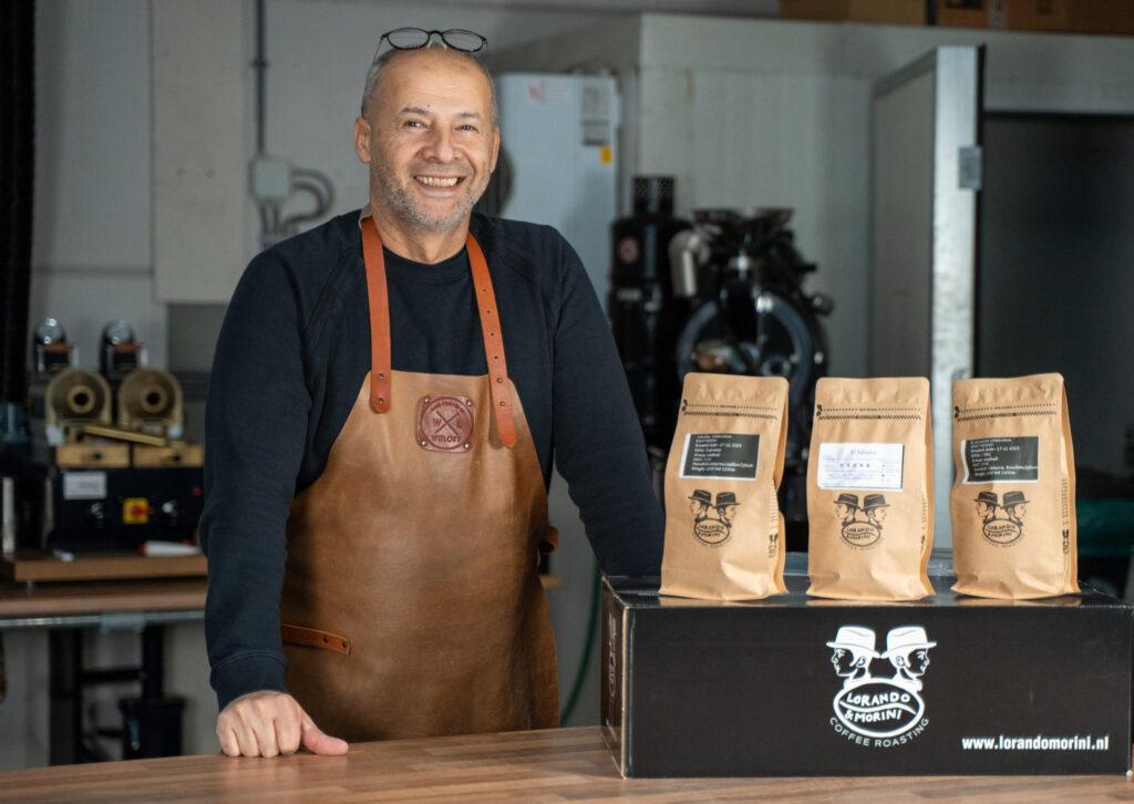 Productvideo laten maken – Mart Studio: koffiebrander van Lorando & Morini staat in de branderij achter vers gebrande koffiebonen.