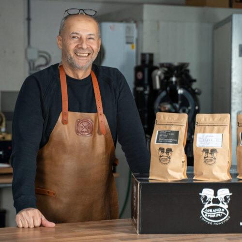 Productvideo laten maken – Mart Studio: koffiebrander van Lorando & Morini staat in de branderij achter vers gebrande koffiebonen.