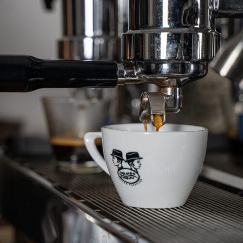 Espresso wordt gezet met Lorando & Morini koffiebonen in een professionele espressomachine.