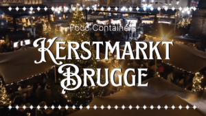 Luchtfoto van de sfeervol verlichte kerstmarkt in Brugge met kerstbomen, houten kraampjes, warme lichtjes en de tekst “Foco Containers – Kerstmarkt Brugge” als overlay.