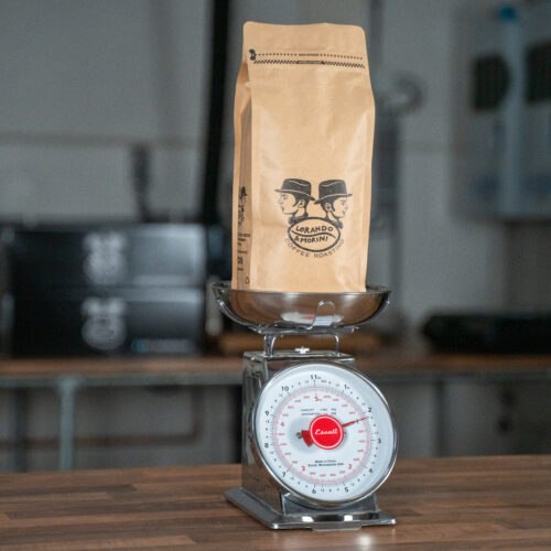 Productvideo laten maken – Mart Studio: koffiezak van Lorando & Morini staat op een analoge weegschaal in de branderij.