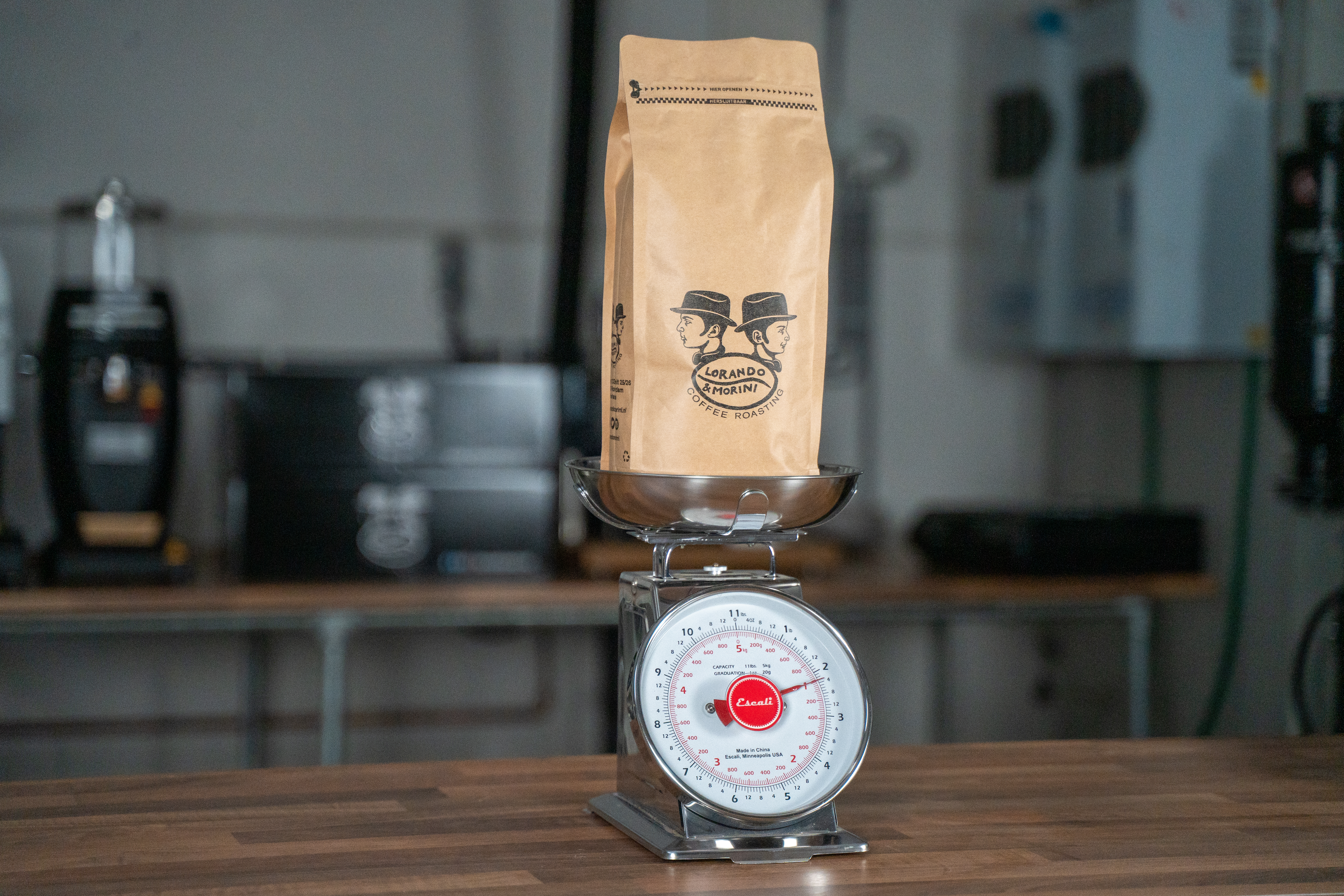 Koffiezak op weegschaal