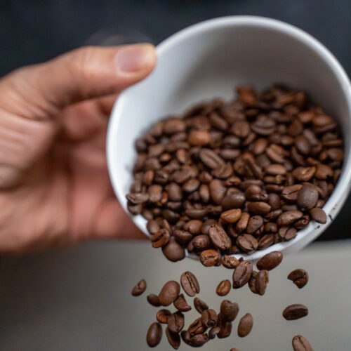 Productvideo laten maken – Mart Studio: koffiebonen worden in de koffiebrander gegoten bij Lorando & Morini.