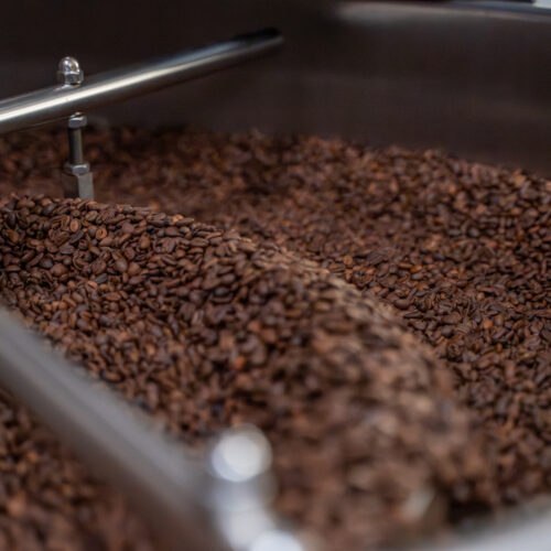 Vers gebrande koffiebonen koelen af in de branderij van Lorando & Morini.