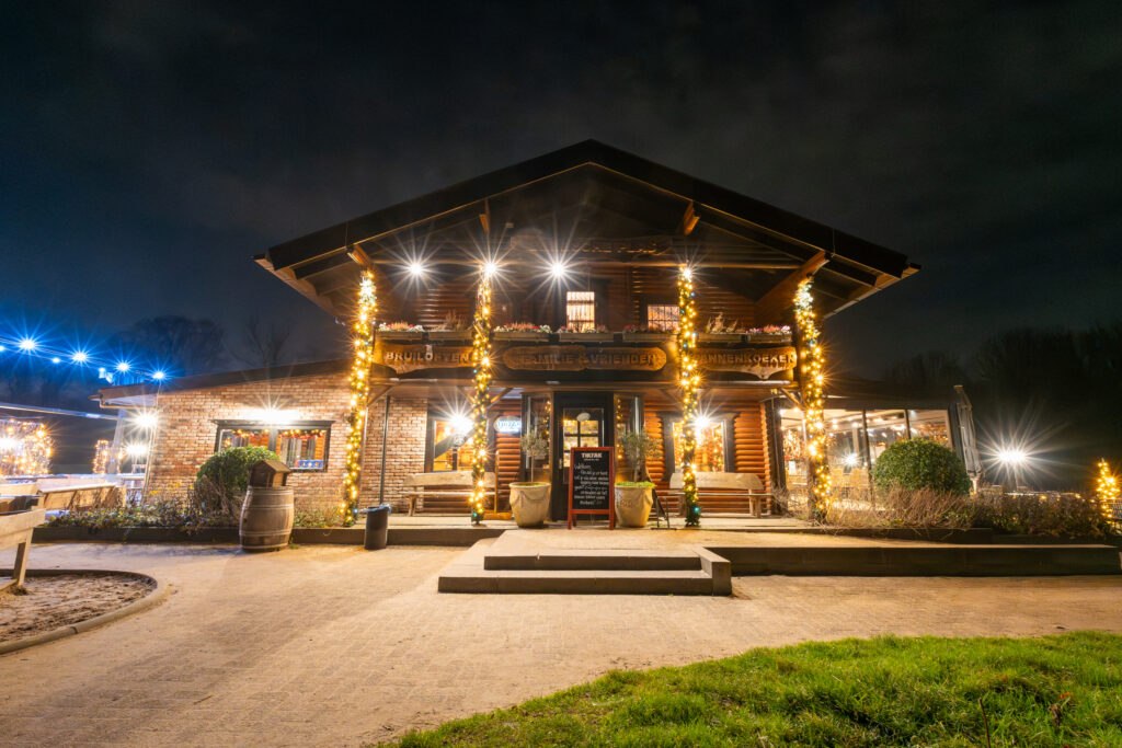 Gezellig ingericht interieur van Restaurant Bergse Plas met kerstdecoratie en warme verlichting.