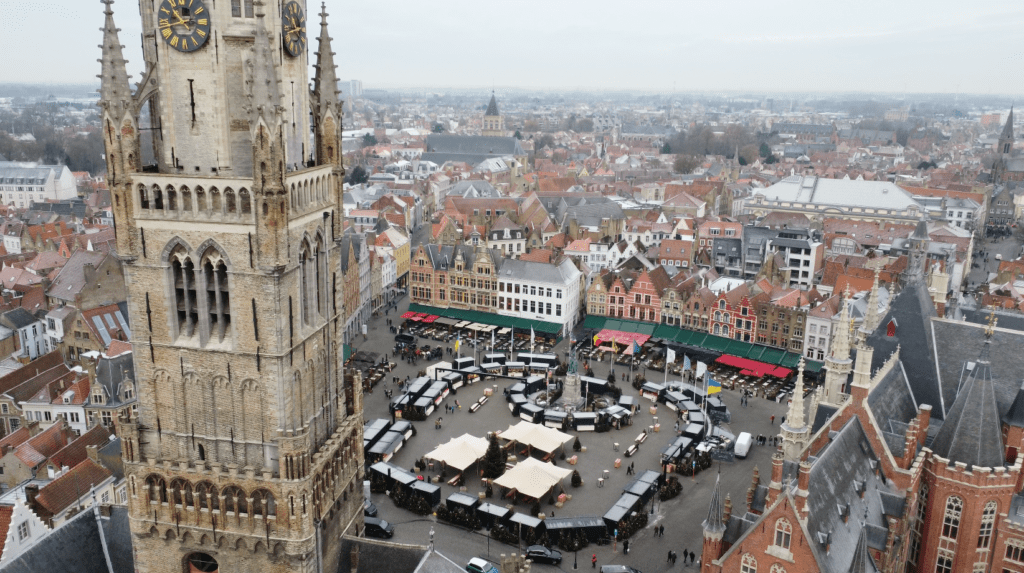 Overzicht van het Marktplein in Brugge met FOCO Barcontainers en zitplaatsen