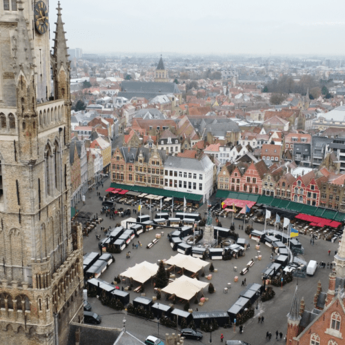 Panoramisch uitzicht over Brugge met kerstmarkt en FOCO Barcontainers