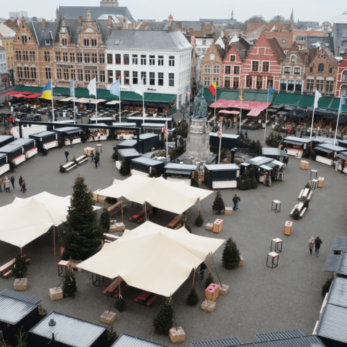 Drukke kerstmarkt in Brugge met FOCO Barcontainers en sfeerverlichting