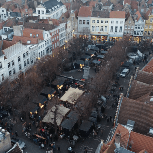 Luchtfoto van de kerstmarkt in Brugge met FOCO Barcontainers