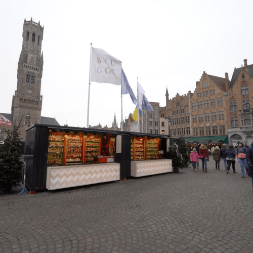 FOCO Barcontainers opgesteld op de kerstmarkt in Brugge met het Belfort op de achtergrond