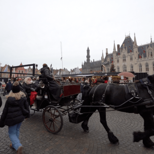 Kerstmarkt in Brugge met FOCO Barcontainers en paardenkoets op het Marktplein