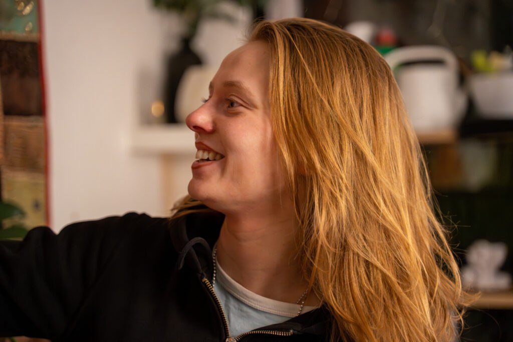 Natuurlijk portret van creatieve ondernemer in atelier, gefotografeerd door Mart Studio