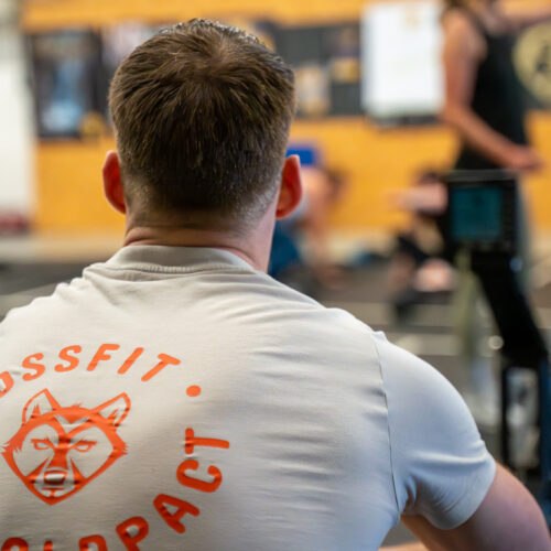 CrossFit sporter op roeimachine tijdens training bij Gold Pact