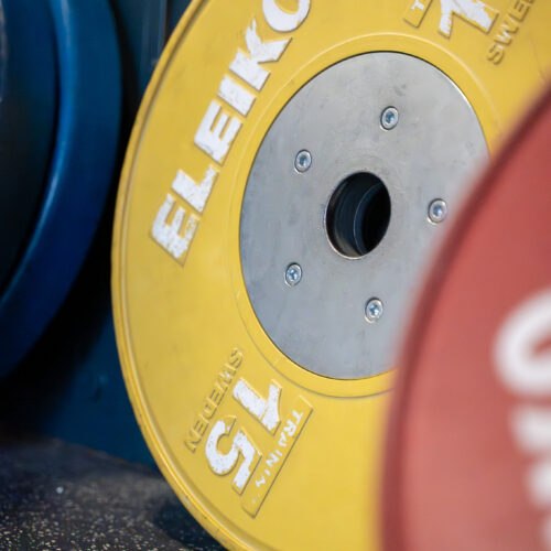 Gele Eleiko halterschijf van 15 kg in CrossFit gym