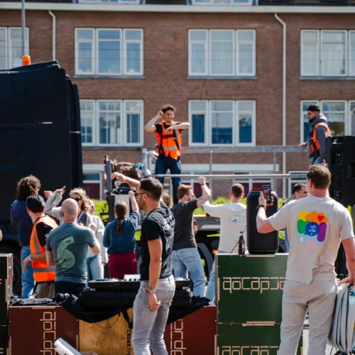 Feestelijke sfeer met muziek en publiek bij de Gold Pact aanmoedigingsstage.