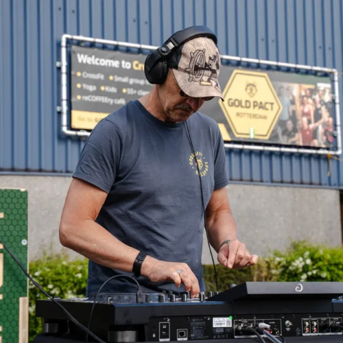 DJ draait muziek bij de Gold Pact aanmoedigingsstage tijdens de marathon.