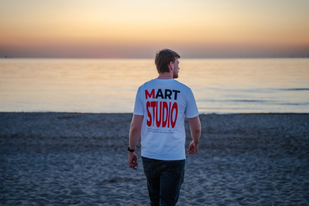 Martijn van MART Studio op het strand bij zonsondergang