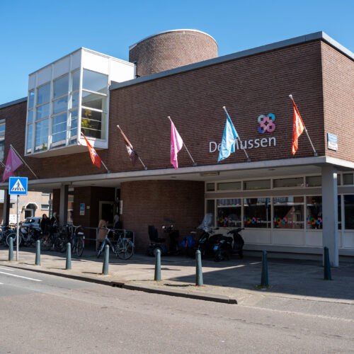 Vooraanzicht van buurtcentrum De Mussen tijdens het 100-jarig jubileum in Den Haag.