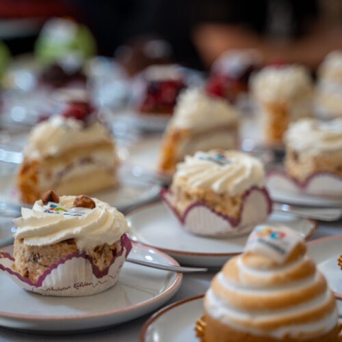 Assortiment gebakjes klaar voor gasten tijdens het 100-jarig jubileum van De Mussen.