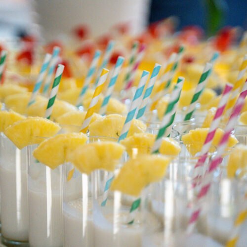 Drankjes met ananas en kleurrijke rietjes tijdens het jubileumfeest van De Mussen.