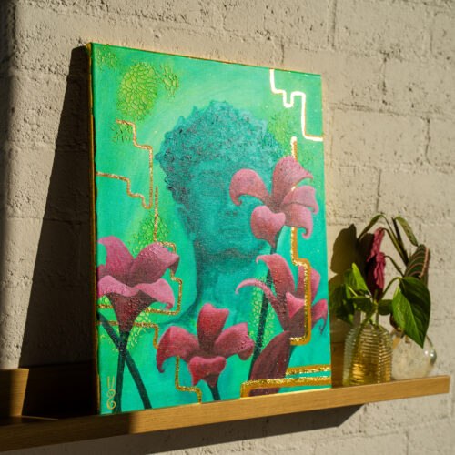 Handgemaakt groen schilderij met roze bloemen en gouden details van Studio Isobel op een houten wandplank.