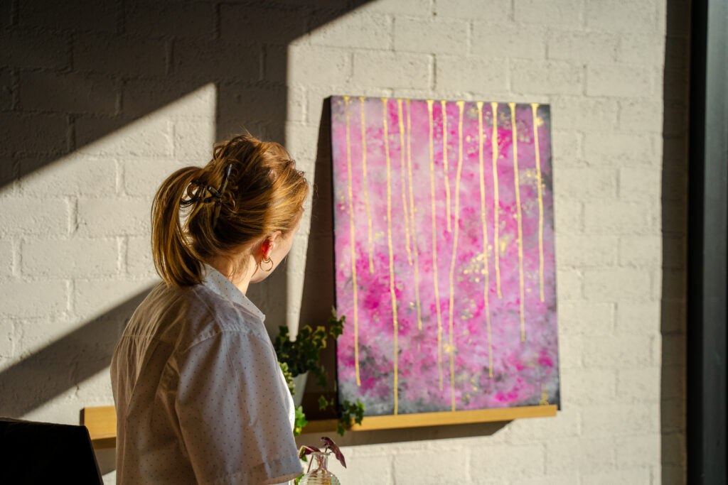 Roze abstract schilderij met gouden accenten – Studio Isobel