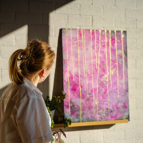 Roze abstract schilderij met gouden accenten – Studio Isobel