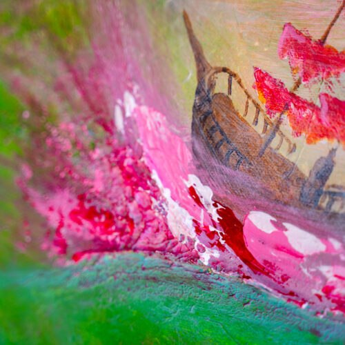 Close-up van een schilderij met een schip tussen kleurrijke bloemen en verfstructuren.