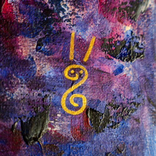 Close-up van een kleurrijk schilderij met gouden handgeschilderde signatuur van Studio Isobel.