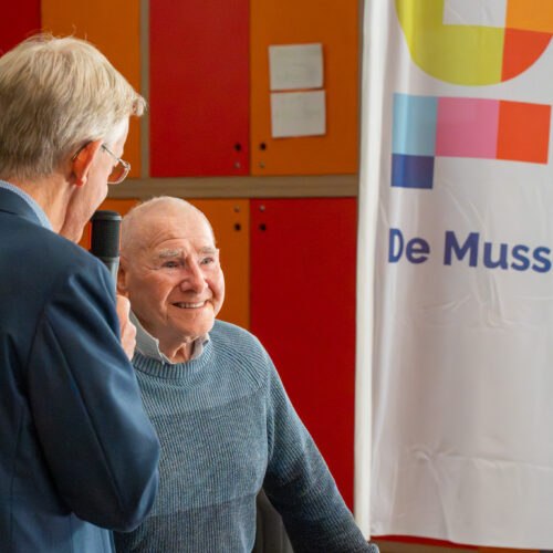 Bezoeker wordt geïnterviewd tijdens de jubileumviering van De Mussen.