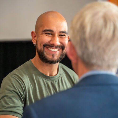 Bezoekers lachen tijdens de viering van het 100-jarig jubileum van De Mussen.