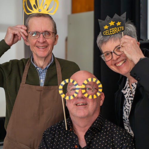 Bezoeker maakt een groepsfoto tijdens de viering van 100 jaar De Mussen.