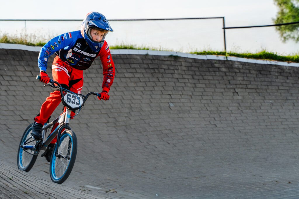 BMX-rijder stuurt strak door de kombocht tijdens het evenement van Fietscross Club Barendrecht.